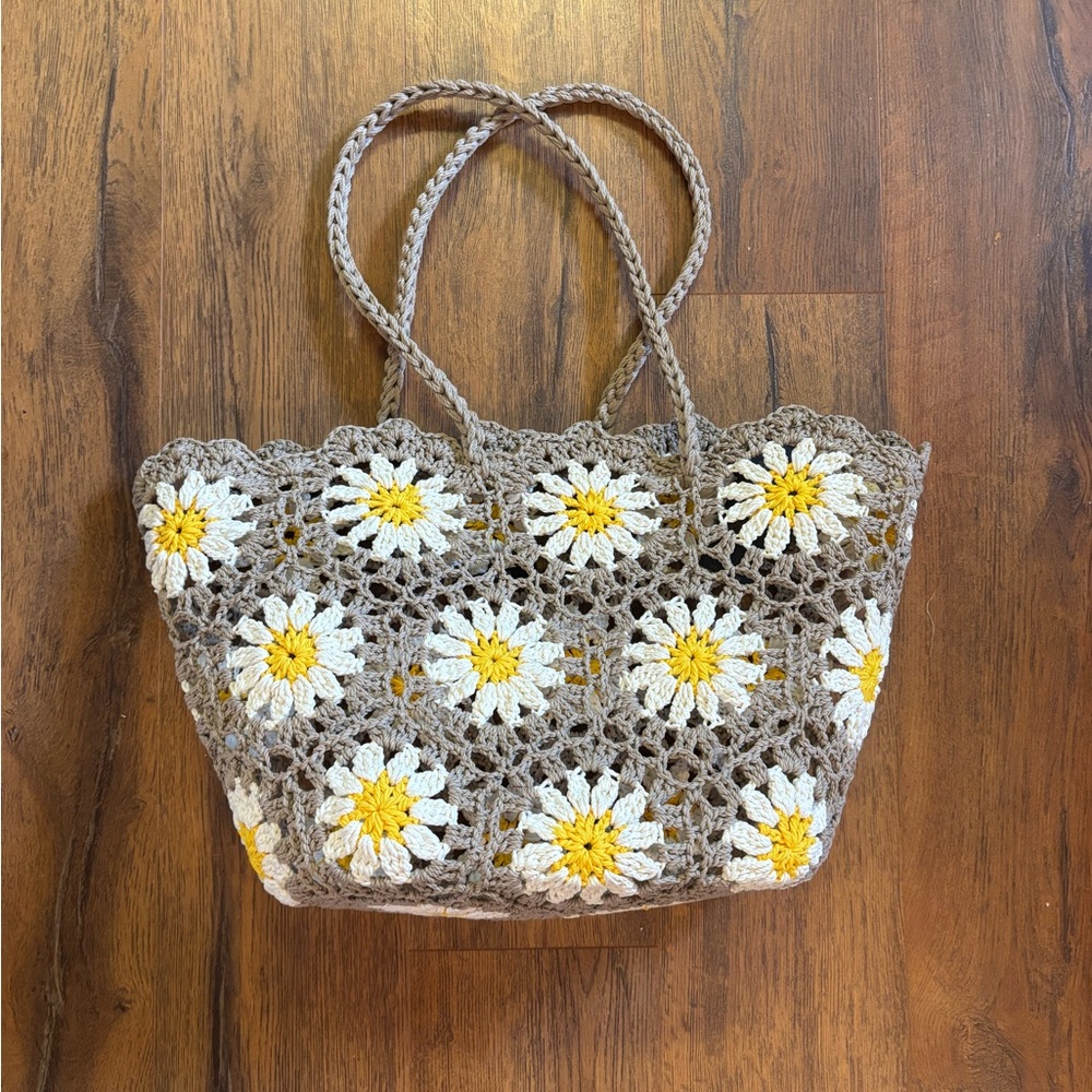 NWT Forever 21 crochet Daisy tote bag